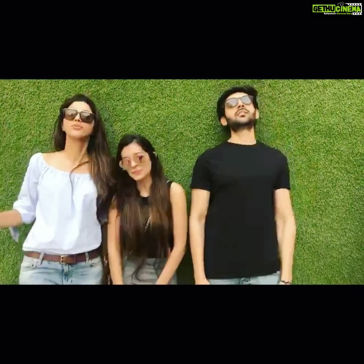 Kartik Aaryan Instagram - IMAX 3D 😎 @dimpydimp @shivalikatrikha