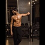 Kartik Aaryan Instagram – One of my fav shots from the shoot 😎
Grab this months @filmfare issue to know about my transformation💪🏻 @prashantsixpack @rohanbodysculptor 
Styled by – @ishabhansali 
Hair – @bashirsayyed46 @aalimhakim 
Makeup- @waheedahmedshaikh 
Clicked by – @meetesh_photography 
Location- @bodysculptorofficial 
#Sonuketitukisweety