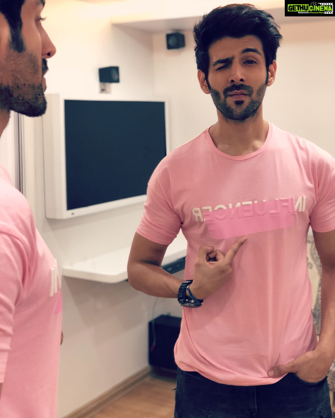 Kartik Aaryan Instagram - Sonu influencer 🤘🏻 #Promotions #Sonuketitukisweety #SonuKAstyle Styled by - @sabinahalder