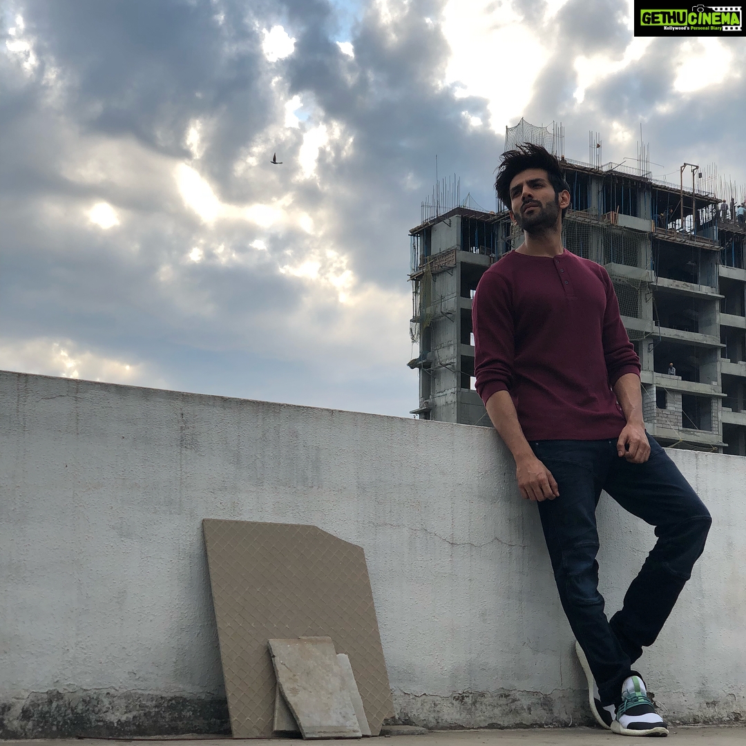 Kartik Aaryan Instagram - Caption ? 🤔🤔 #Repost @sukritigrover ・・・ ・・・ @kartikaaryan super chilled in @leecooperindia Henley tee @gstarraw jogger’s @thesourcebandra 👟 styled by @sukritigrover @style.cell Assisted by @akansha.27 @ravneet_bijan #sukritigroverforstylecell #kartikaaryan