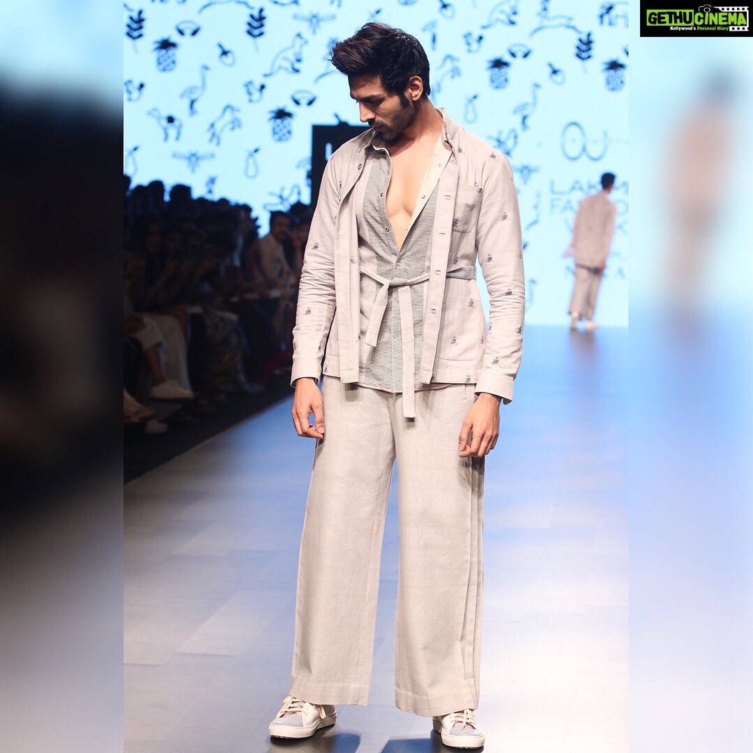 Kartik Aaryan Instagram - Had a blast being the showstopper at your show @aw_amitwadhwa 🤘🏼 for @lakmefashionwk #lakmefashionweek #LFW