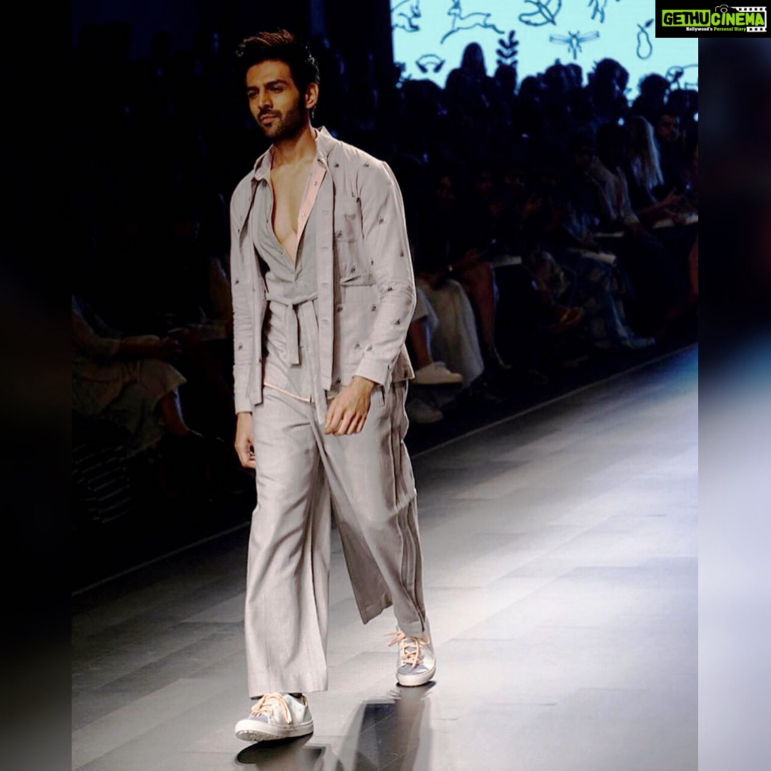 Kartik Aaryan Instagram - Had a blast being the showstopper at your show @aw_amitwadhwa 🤘🏼 for @lakmefashionwk #lakmefashionweek #LFW