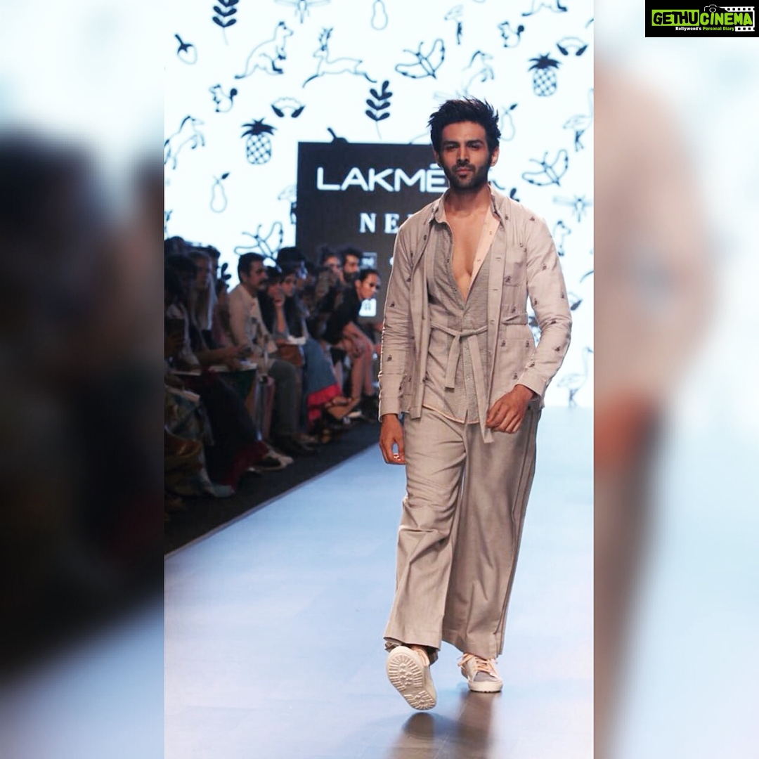 Kartik Aaryan Instagram - Had a blast being the showstopper at your show @aw_amitwadhwa 🤘🏼 for @lakmefashionwk #lakmefashionweek #LFW
