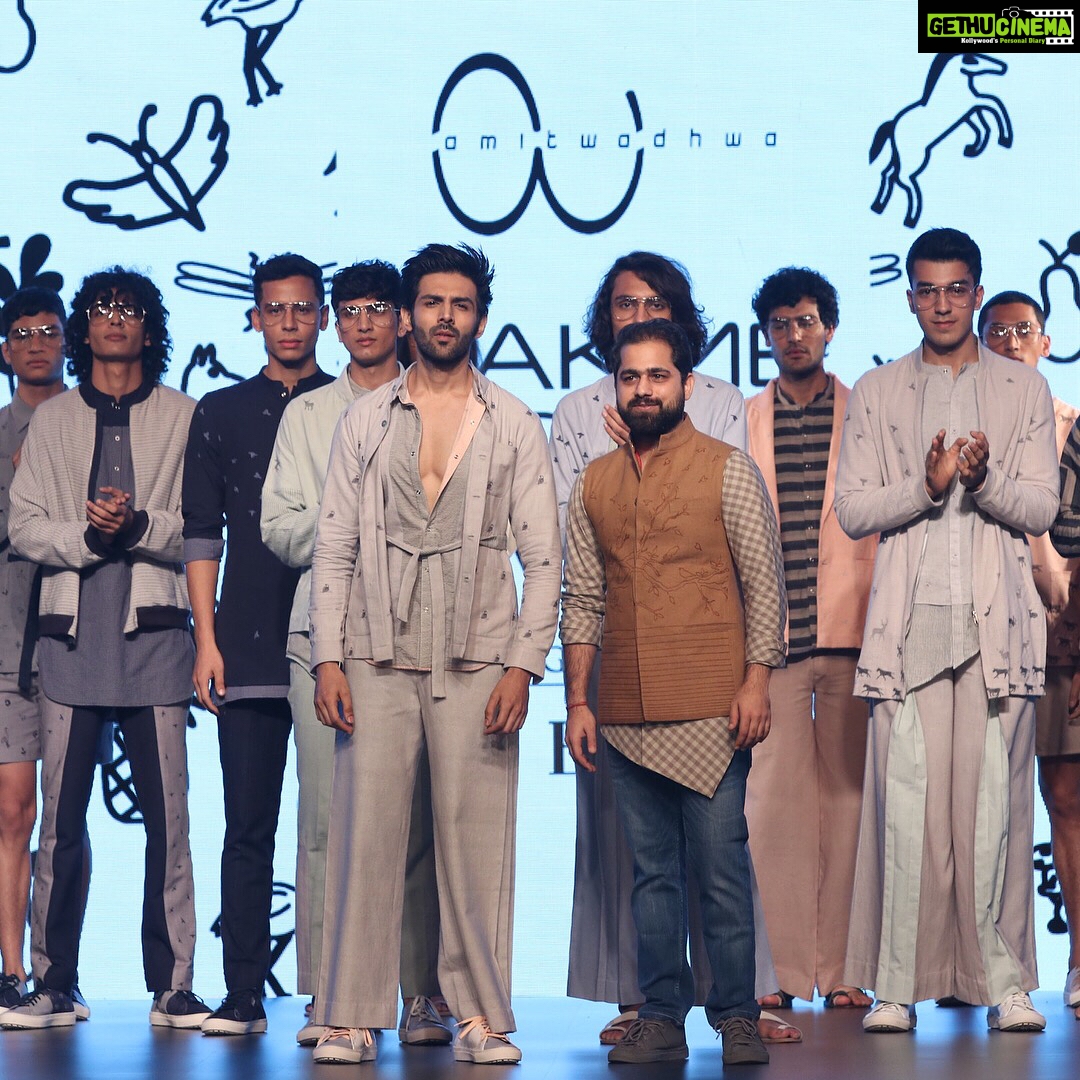 Kartik Aaryan Instagram - Had a blast being the showstopper at your show @aw_amitwadhwa 🤘🏼 for @lakmefashionwk #lakmefashionweek #LFW