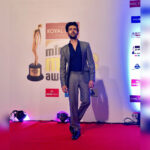 Kartik Aaryan Instagram - #sonuketitukisweety Last night #RadioMirchiMusicAwards @radiomirchi #Rsmma Styled by - @sukritigrover Assisted by - @akansha.27 Hair - @bashirsayyed46 @aalimhakim Make up - @waheedahmedshaikh Suit @sshomme Shirt @karrtikd Shoes @thesourcebandra