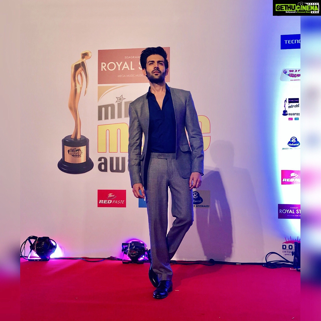 Kartik Aaryan Instagram - #sonuketitukisweety Last night #RadioMirchiMusicAwards @radiomirchi #Rsmma Styled by - @sukritigrover Assisted by - @akansha.27 Hair - @bashirsayyed46 @aalimhakim Make up - @waheedahmedshaikh Suit @sshomme Shirt @karrtikd Shoes @thesourcebandra