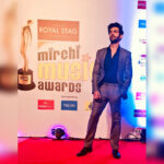 Kartik Aaryan Instagram - #sonuketitukisweety Last night #RadioMirchiMusicAwards @radiomirchi #Rsmma Styled by - @sukritigrover Assisted by - @akansha.27 Hair - @bashirsayyed46 @aalimhakim Make up - @waheedahmedshaikh Suit @sshomme Shirt @karrtikd Shoes @thesourcebandra