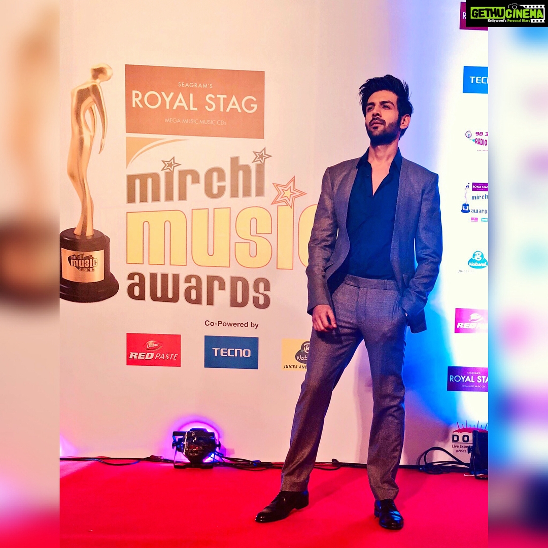 Kartik Aaryan Instagram - #sonuketitukisweety Last night #RadioMirchiMusicAwards @radiomirchi #Rsmma Styled by - @sukritigrover Assisted by - @akansha.27 Hair - @bashirsayyed46 @aalimhakim Make up - @waheedahmedshaikh Suit @sshomme Shirt @karrtikd Shoes @thesourcebandra
