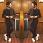 Kartik Aaryan Instagram - Hey you #Sonuketitukisweety @entertainmentkiraat Styled by the coolest @sukritigrover Assisted by - @akansha.27 Hair - @bashirsayyed46 @aalimhakim Make up - @waheedahmedshaikh Wearing - @dinkaraneja.menswear Sneakers - @westcoast_india