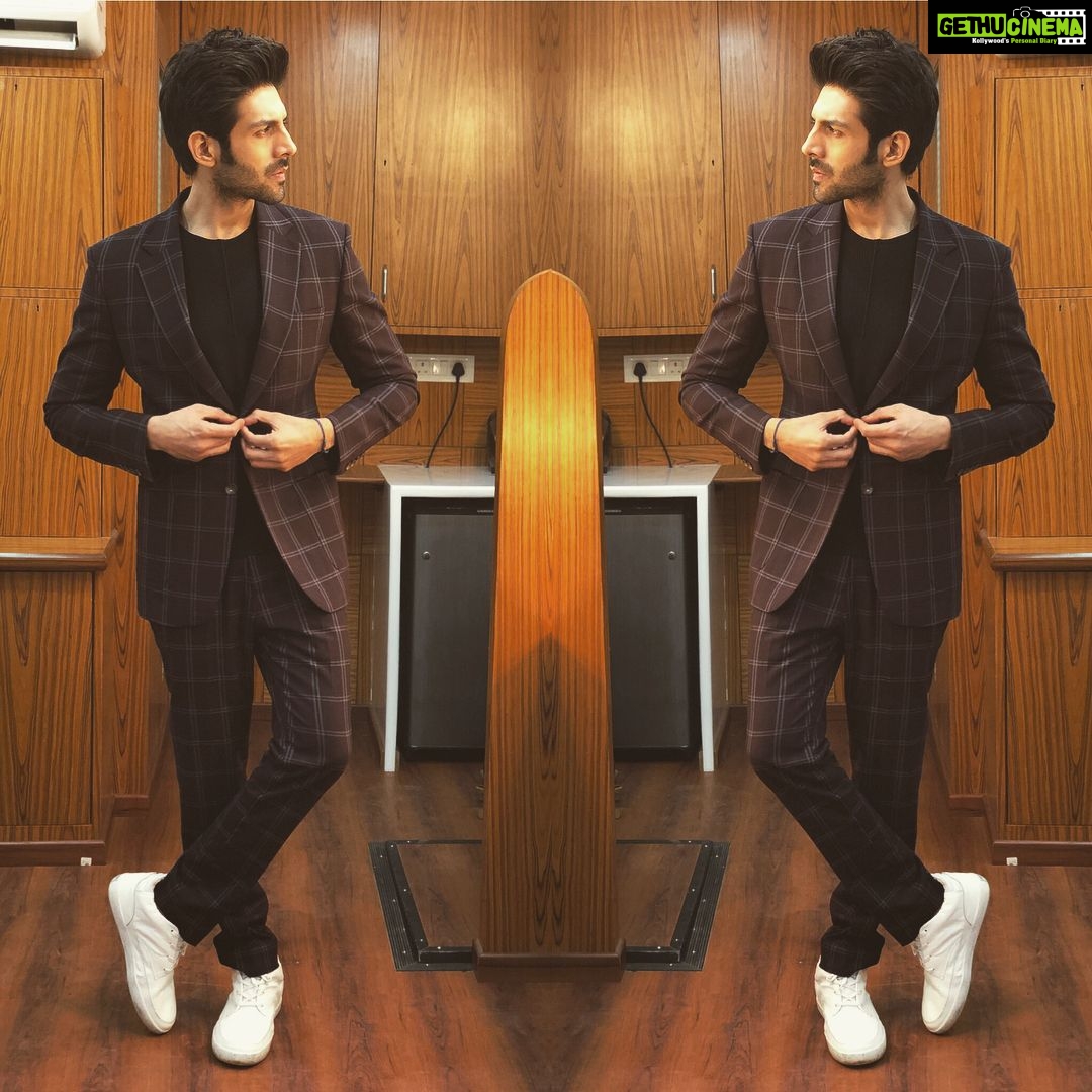 Kartik Aaryan Instagram - Hey you #Sonuketitukisweety @entertainmentkiraat Styled by the coolest @sukritigrover Assisted by - @akansha.27 Hair - @bashirsayyed46 @aalimhakim Make up - @waheedahmedshaikh Wearing - @dinkaraneja.menswear Sneakers - @westcoast_india