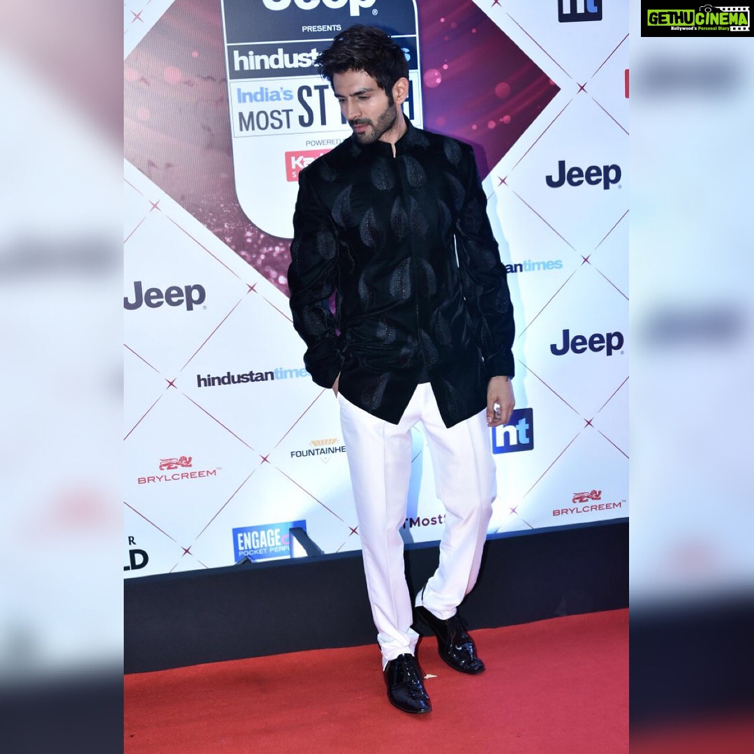 Kartik Aaryan Instagram - Last night at #HTMostStylishawards Thank you @manishmalhotra05 for making me look good 😍😍 #htmoststylish 