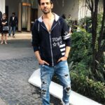 Kartik Aaryan Instagram - #Sonuketitukisweety Promotions #Kolkata Styled by - @sukritigrover Assisted by - @akansha.27 Hair - @bashirsayyed46 @aalimhakim Makeup- @waheedahmedshaikh Repost .. @kartikaaryan Swag On Point !!! @sonutitusweety promotions in Kolkata @tommyhilfiger hoodie @aura_hub jeans @westcoast_india 👟 Styled by @sukritigrover @style.cell Assisted by @akansha.27 #outfitoftheday #SonuKAstyle #sukritigroverforstylecell #kartikaaryan