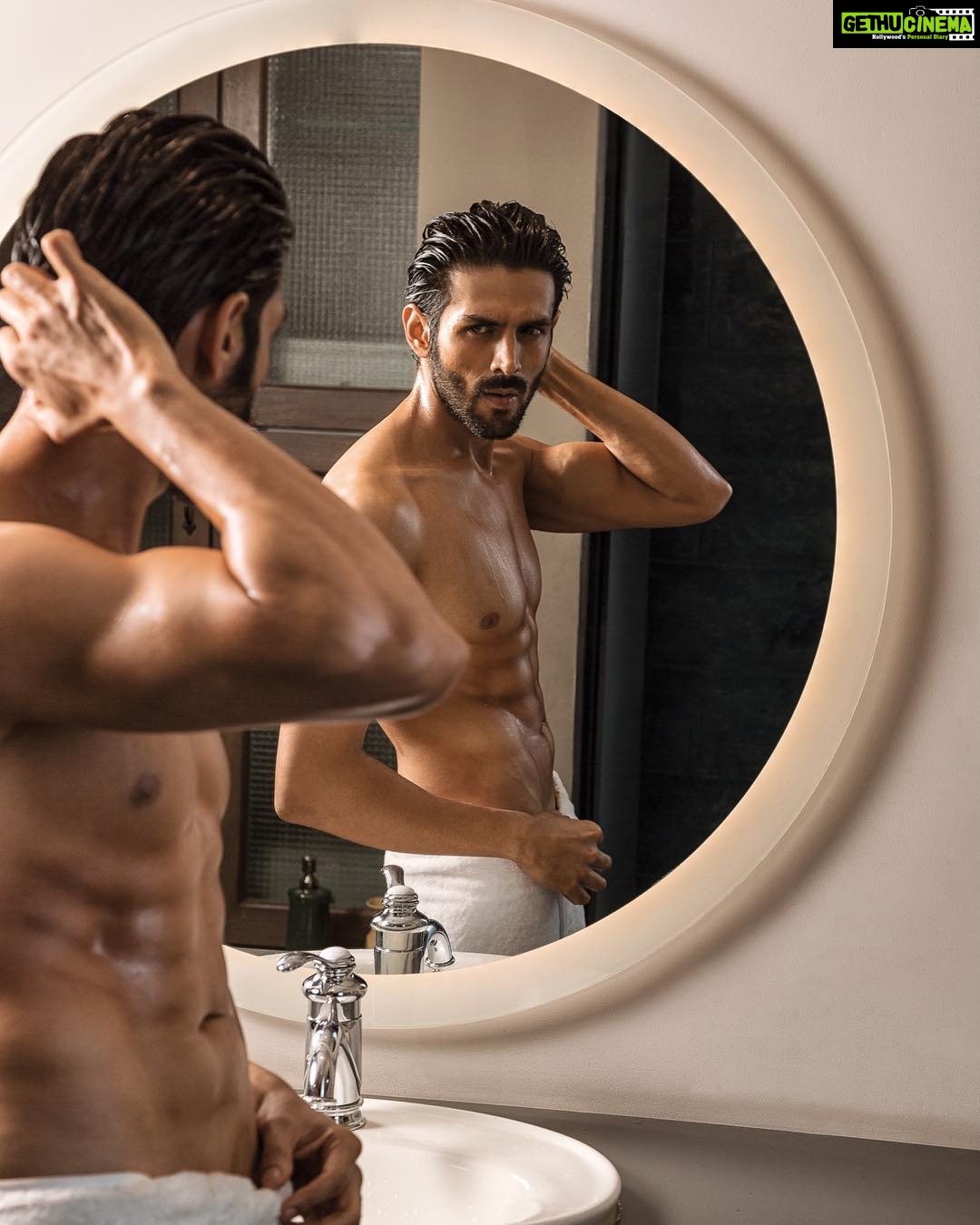 Kartik Aaryan Instagram - Trained hard for this And will train even harder 💪🏻 Thank you @prashantsixpack n @rohanbodysculptor @bodysculptorofficial