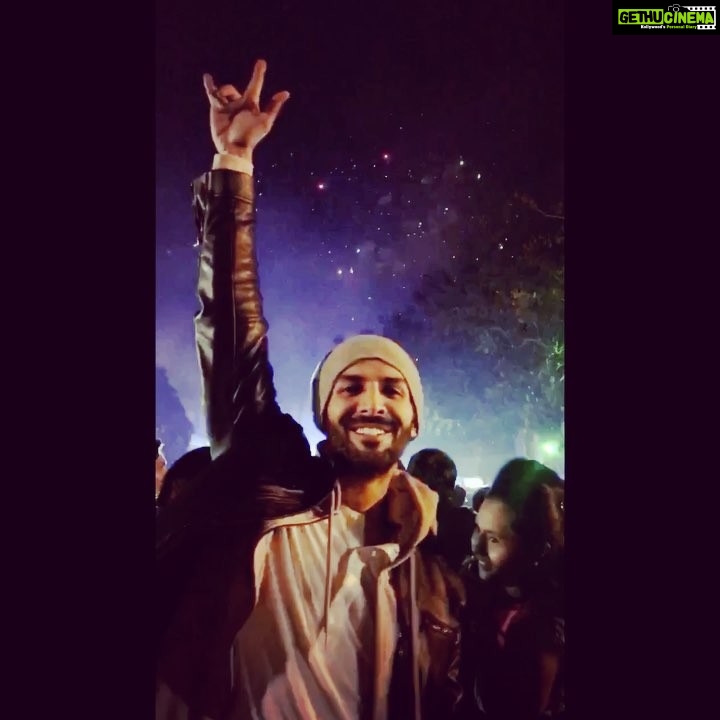 Kartik Aaryan Instagram - Happy New Year everyone!! Wish you all an amazing year ahead Love you all so much 😘🤘🏻 Btw Any New Year's Resolutions ?