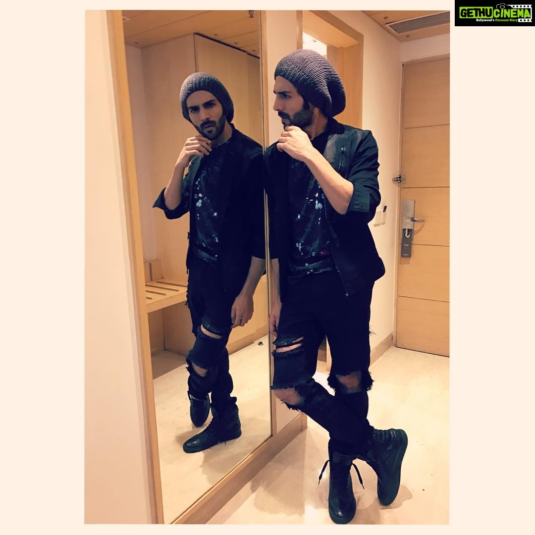 Kartik Aaryan Instagram - Such a Poser 🐒 #DilChori #sonuketitukisweety Styled by @sabinahalder