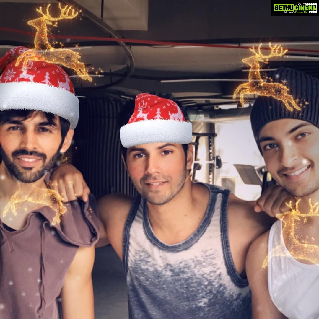 Kartik Aaryan Instagram - #MerryChristmas !! Wishing u all a Bromantic Christmas 🎄 Bromance in the air 💙😝 @varundvn @aaysharma