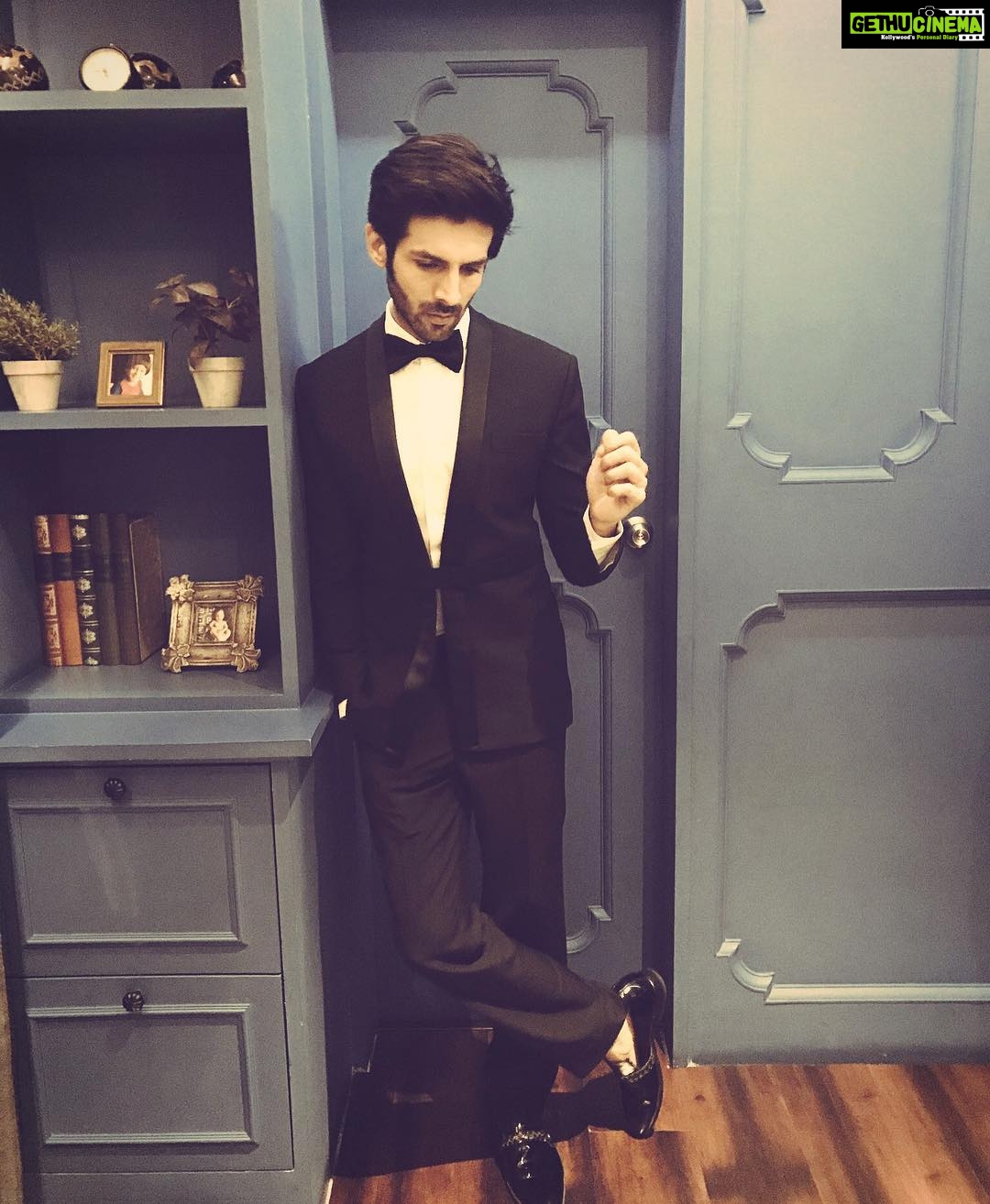 Kartik Aaryan Instagram - Tonight at @zeecineawards Styled by @ishabhansali 😎❤️ #zeecineawards Jio World Garden