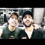 Kartik Aaryan Instagram - #SonuKeTituKiSweety Trailer out TOMORROW !! #StayTuned @varundvn Thanx brother👊🏻