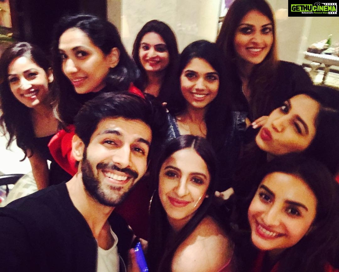 Kartik Aaryan Instagram - Happy Faces 😁 @iprernaarora @yamigautam @meenalpaliwal16 @samikshapednekar @anushkaranjan @psbhumi @akansharanjankapoor @patralekhaa