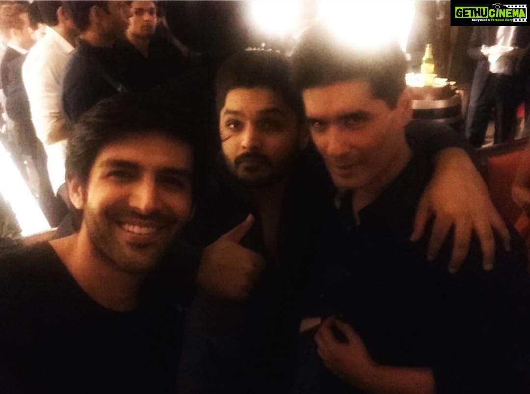 Kartik Aaryan Instagram - Happy Birthday to the most Positive, Hardworking ,Inspiring and the Youngest looking designer @manishmalhotra05 πΆπ» Wish you lots of happiness Keep rocking ππ