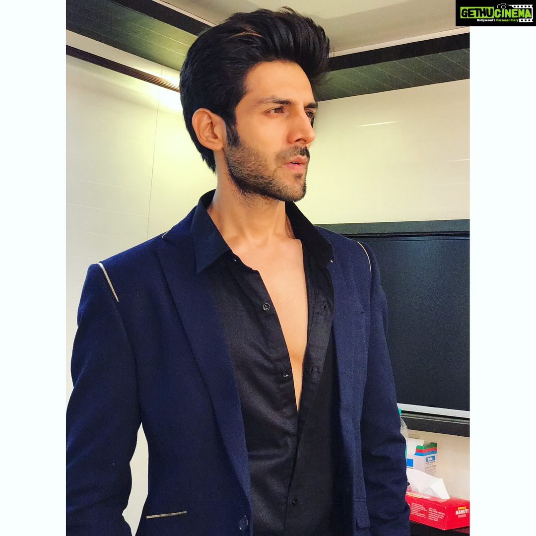 Kartik Aaryan Instagram - About last night Thank you @filmfare 😎 Had so much fun😀😀 Styled by the amazing @ishabhansali #kartikaaryan #filmfare #filmfareglamourandstyleawards