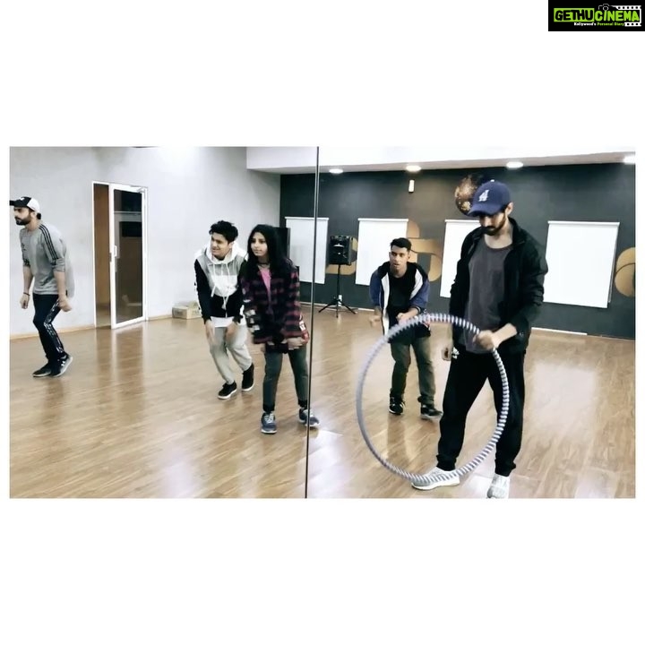 Kartik Aaryan Instagram - Attention span during dance rehearsals 💯 A.D.D