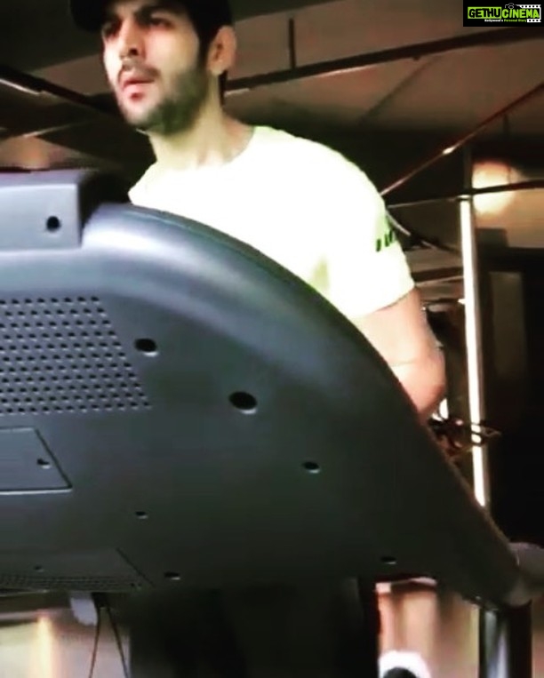 Kartik Aaryan Instagram - Shredding away my old running records with @SkechersPerformanceindia #GoRun5 Shoes and Apparels. #LightningNowWithLaces