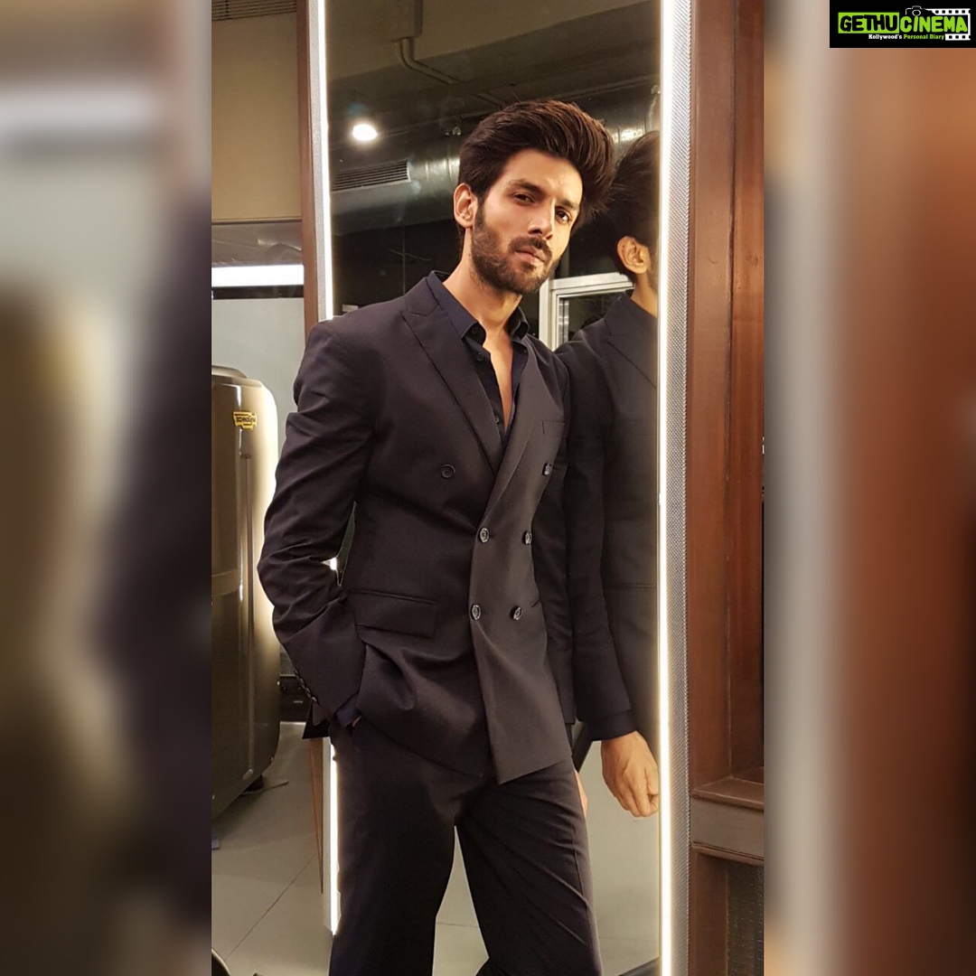 Kartik Aaryan Instagram - About last nyt Celebrating Women ❤️ #Luxgoldenroseawards Styled by @ishabhansali 😎 @luxgoldenroseawards