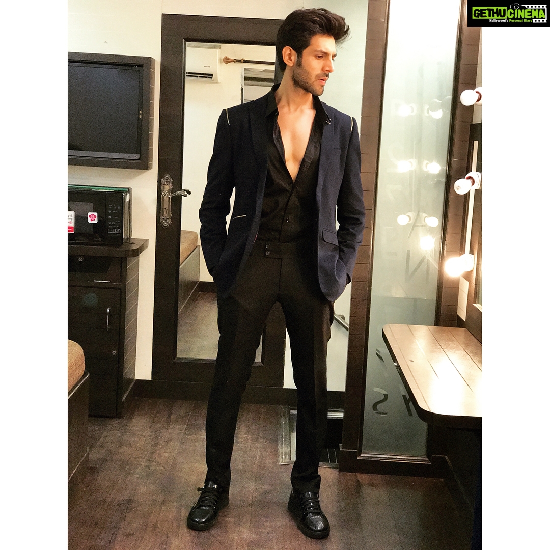 Kartik Aaryan Instagram - About last night Thank you @filmfare 😎 Had so much fun😀😀 Styled by the amazing @ishabhansali #kartikaaryan #filmfare #filmfareglamourandstyleawards