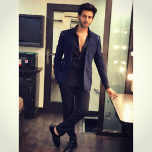 Kartik Aaryan Instagram - About last night Thank you @filmfare 😎 Had so much fun😀😀 Styled by the amazing @ishabhansali #kartikaaryan #filmfare #filmfareglamourandstyleawards