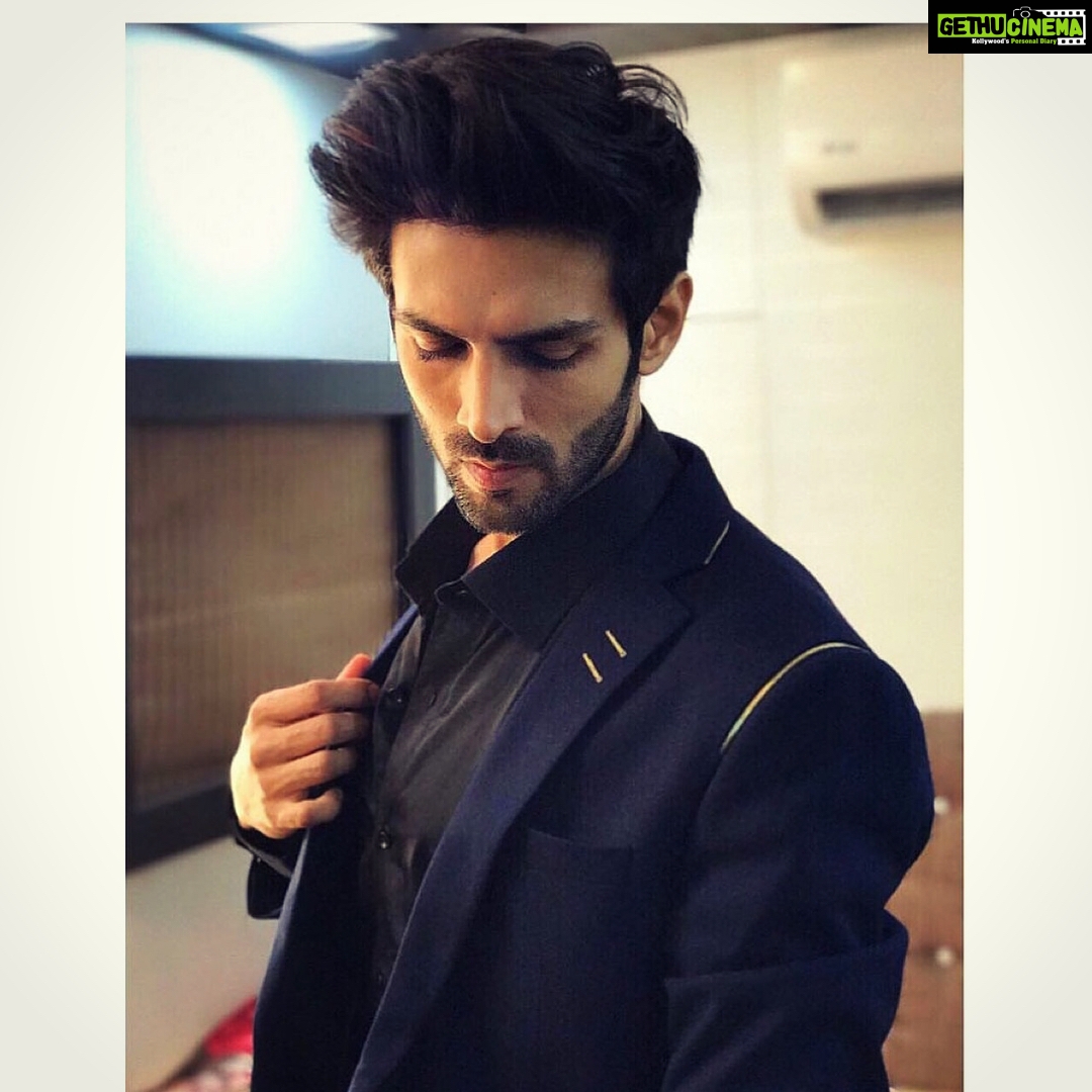 Kartik Aaryan Instagram - About last night Thank you @filmfare 😎 Had so much fun😀😀 Styled by the amazing @ishabhansali #kartikaaryan #filmfare #filmfareglamourandstyleawards
