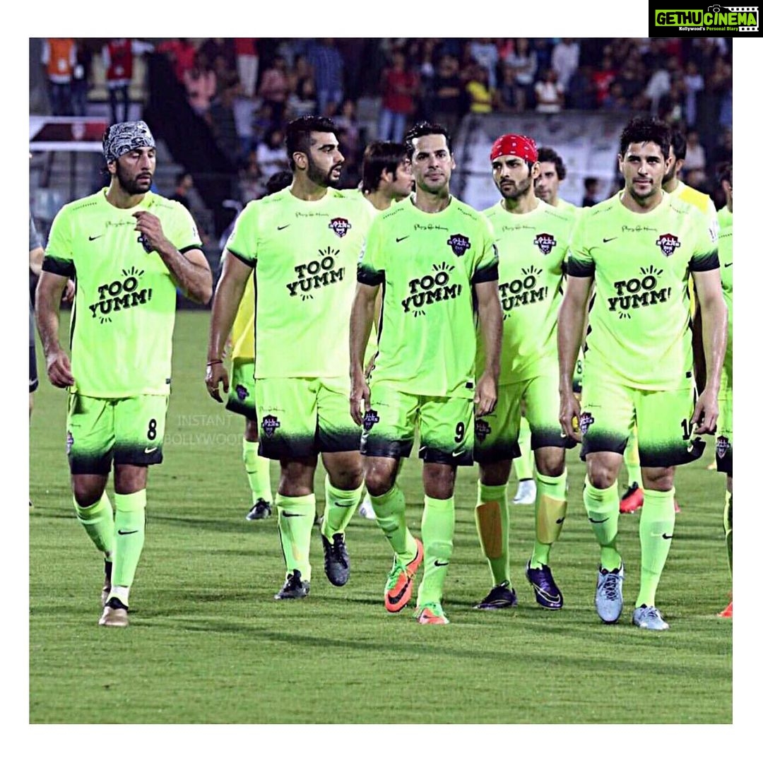 Kartik Aaryan Instagram - #AllStars vs #IndianCricketTeam #CelebrityClasico #Football Had so much fun ⚽️🏃🏻