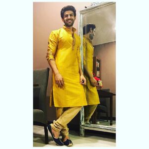 Kartik Aaryan Instagram - Everyone is in d most amazing Diwali spirit😁 Ye umang, ye tyohaar, ye josh, ye raunak hi to hai hamari pehchan... Iss Diwali Pehno Apni Pehchan @manyavar Manyavar