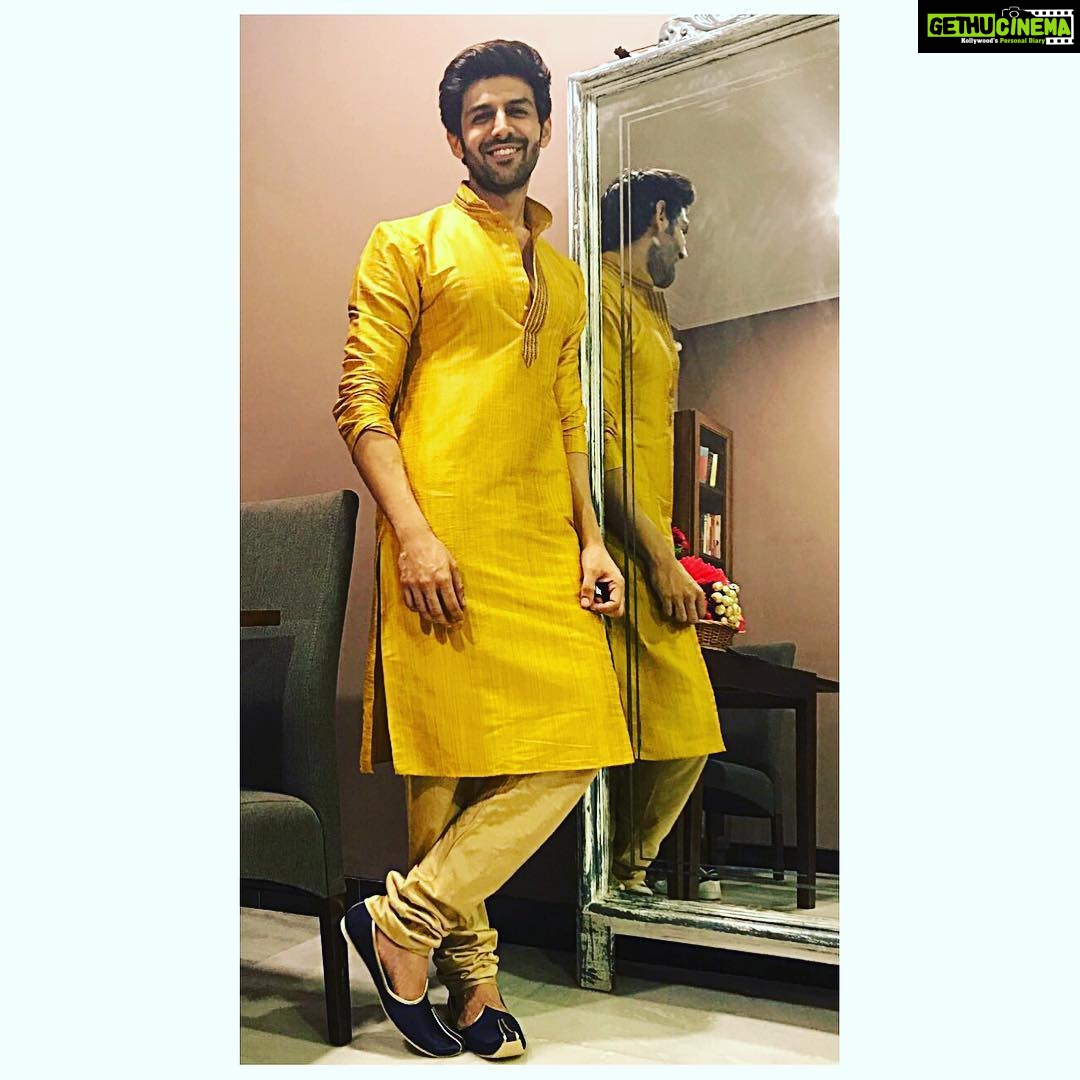 Kartik Aaryan Instagram - Everyone is in d most amazing Diwali spirit😁 Ye umang, ye tyohaar, ye josh, ye raunak hi to hai hamari pehchan... Iss Diwali Pehno Apni Pehchan @manyavar Manyavar