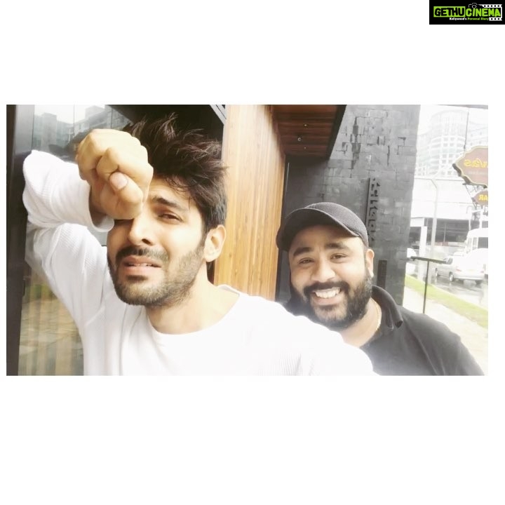 Kartik Aaryan Instagram - Night shoots everyday make me wanna cry (Balle is always happy no matter what) #Sonuketitukisweety