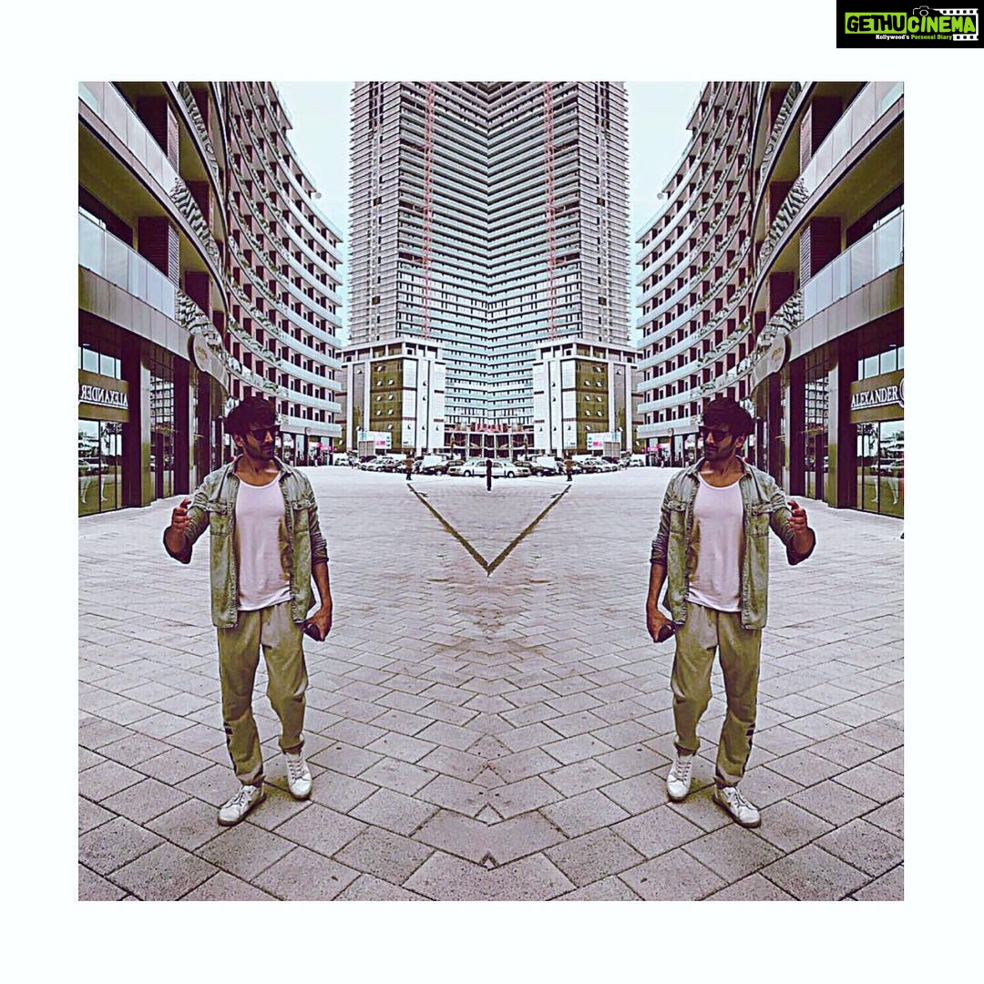 Kartik Aaryan Instagram - Europe!! Showing Myself Around๐๐ #SonuKeTituKiSweety ๐ฝ #SKTKS Shoot