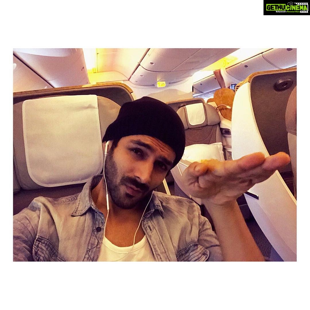 Kartik Aaryan Instagram - Off to #Sktks Shoot 😎 First Stop #Dubai