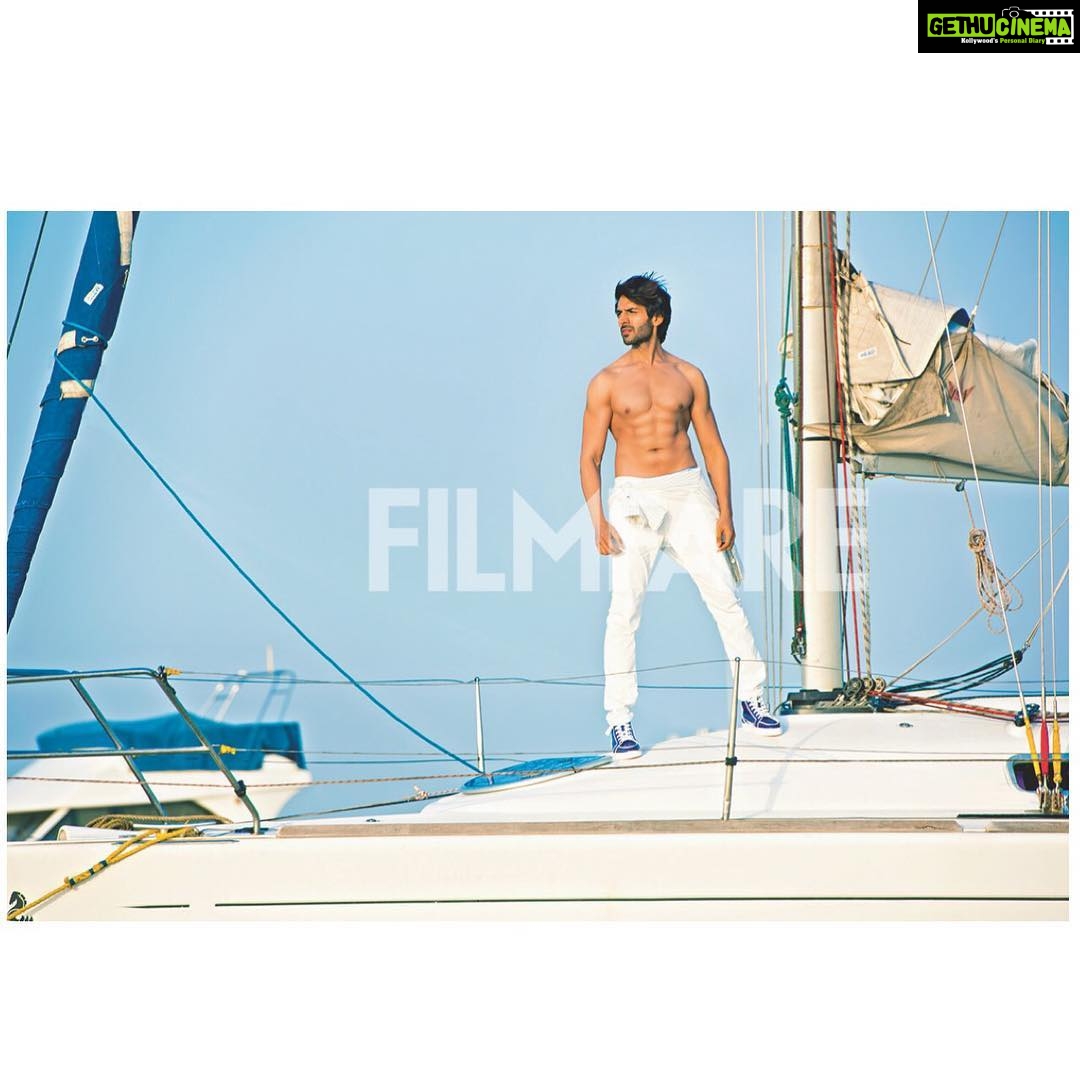 Kartik Aaryan Instagram - Caption ?🤔🤔 Captured by -@dabbooratnani Styled by -@thetyagiakshay @filmfare 😎