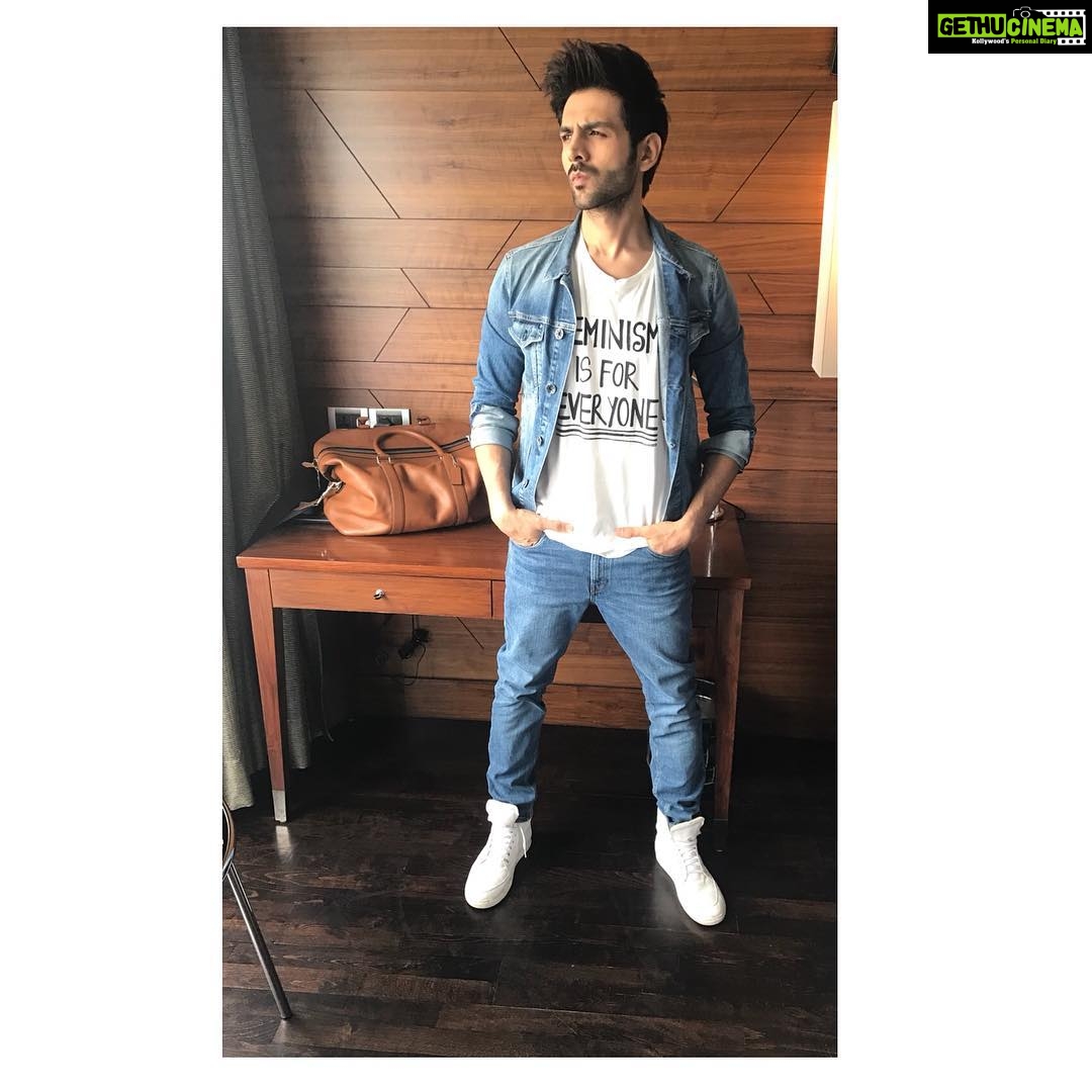 Kartik Aaryan Instagram - Event ready #Delhi #GuestiinLondon Styled by @sukritigrover Assisted - @sonikapaliya