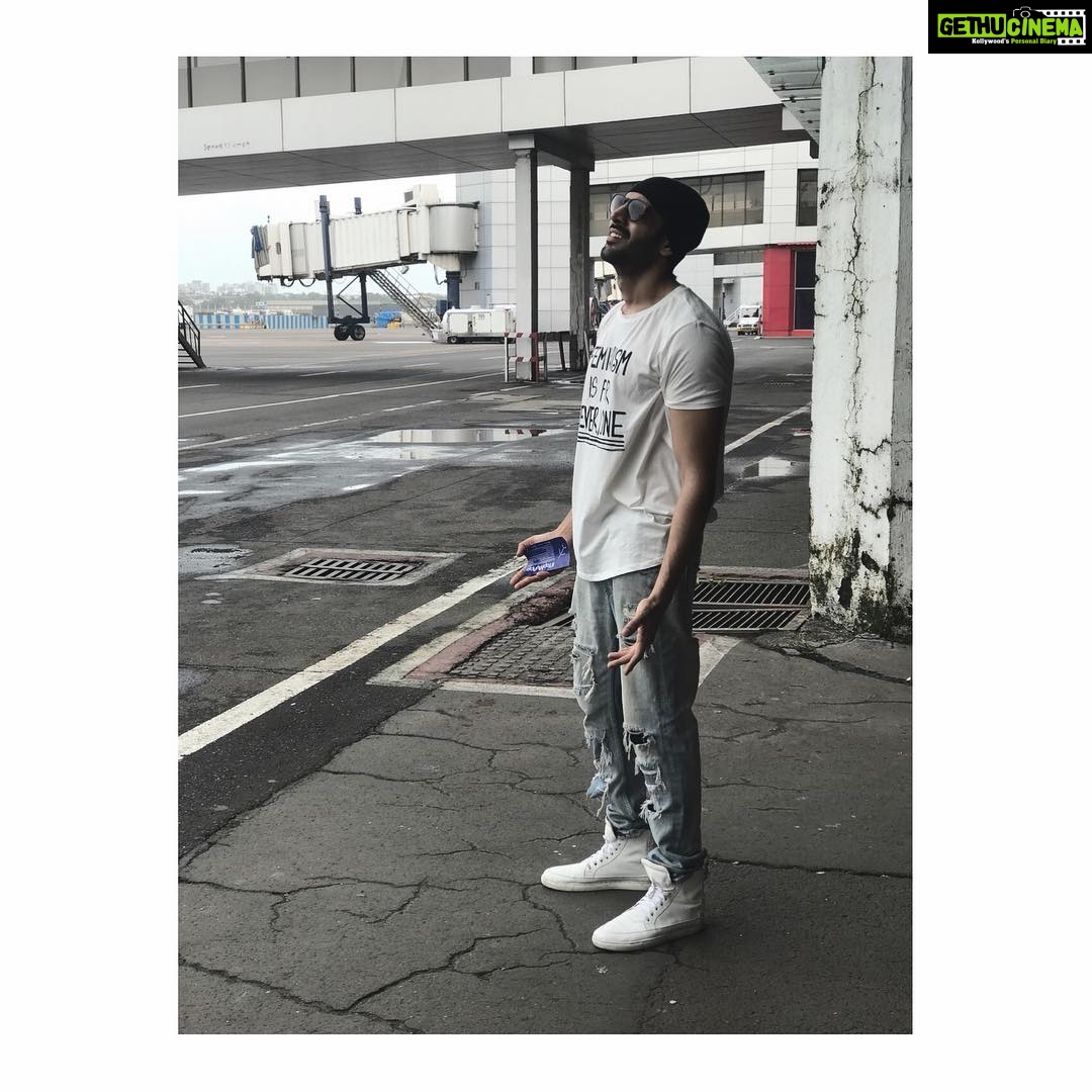 Kartik Aaryan Instagram - Wen u miss ur Flight fr d 1st time #Delhi #Guestiinlondon #ThisFriday #YMe #KisiKiNazar 😜