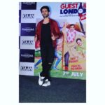 Kartik Aaryan Instagram - Look 2 ✌🏻️ #GuestiinLondon #Pressconference #7thJuly #ThisFriday Styled - @sukritigrover Assisted - @sonikapaliya