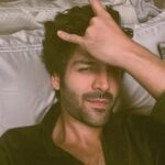 Kartik Aaryan Instagram - Rooh baba ki taraf se goodnight 🤙🏻 Also Mask Up guys 😷