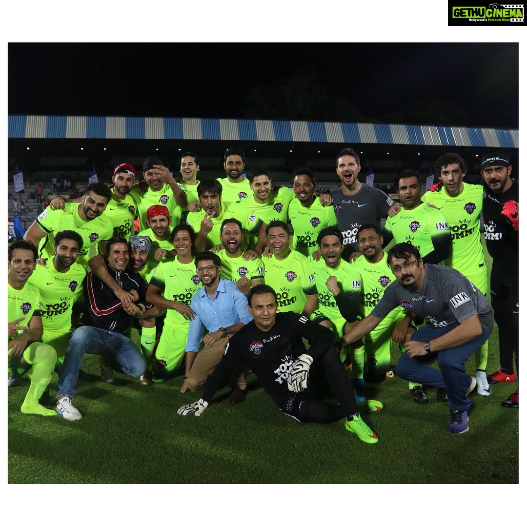 Kartik Aaryan Instagram - #AllStars vs #IndianCricketTeam #CelebrityClasico #Football Had so much fun ⚽️🏃🏻
