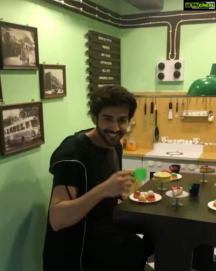 Kartik Aaryan Instagram - At @instagram Having mini cup of tea #GuestiinLondon #Promotions #nowreleasing7thjuly