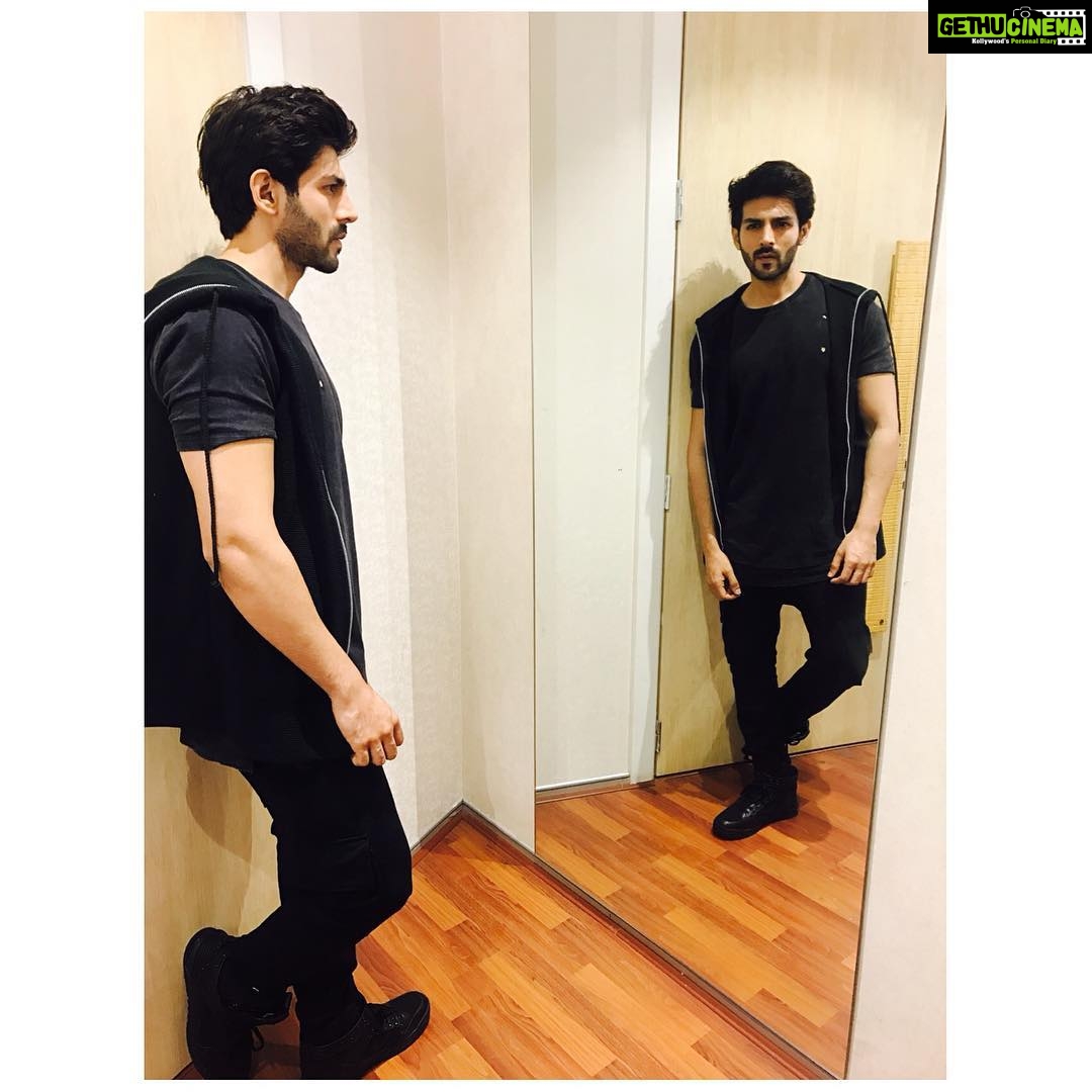 Kartik Aaryan Instagram - Styled by @sukritigrover Assisted by @sonikapaliya 😎 #Guestiinlondon #promotions #7thJuly