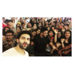 Kartik Aaryan Instagram - Food and people in Surat 👌🏻👌🏻👌🏻 What energy 👏🏻👏🏻 Had so much fun #GuestiinLondon #7thJuly