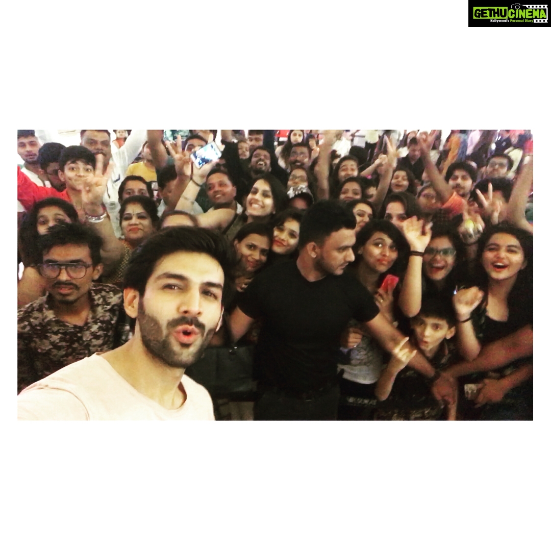 Kartik Aaryan Instagram - Food and people in Surat 👌🏻👌🏻👌🏻 What energy 👏🏻👏🏻 Had so much fun #GuestiinLondon #7thJuly