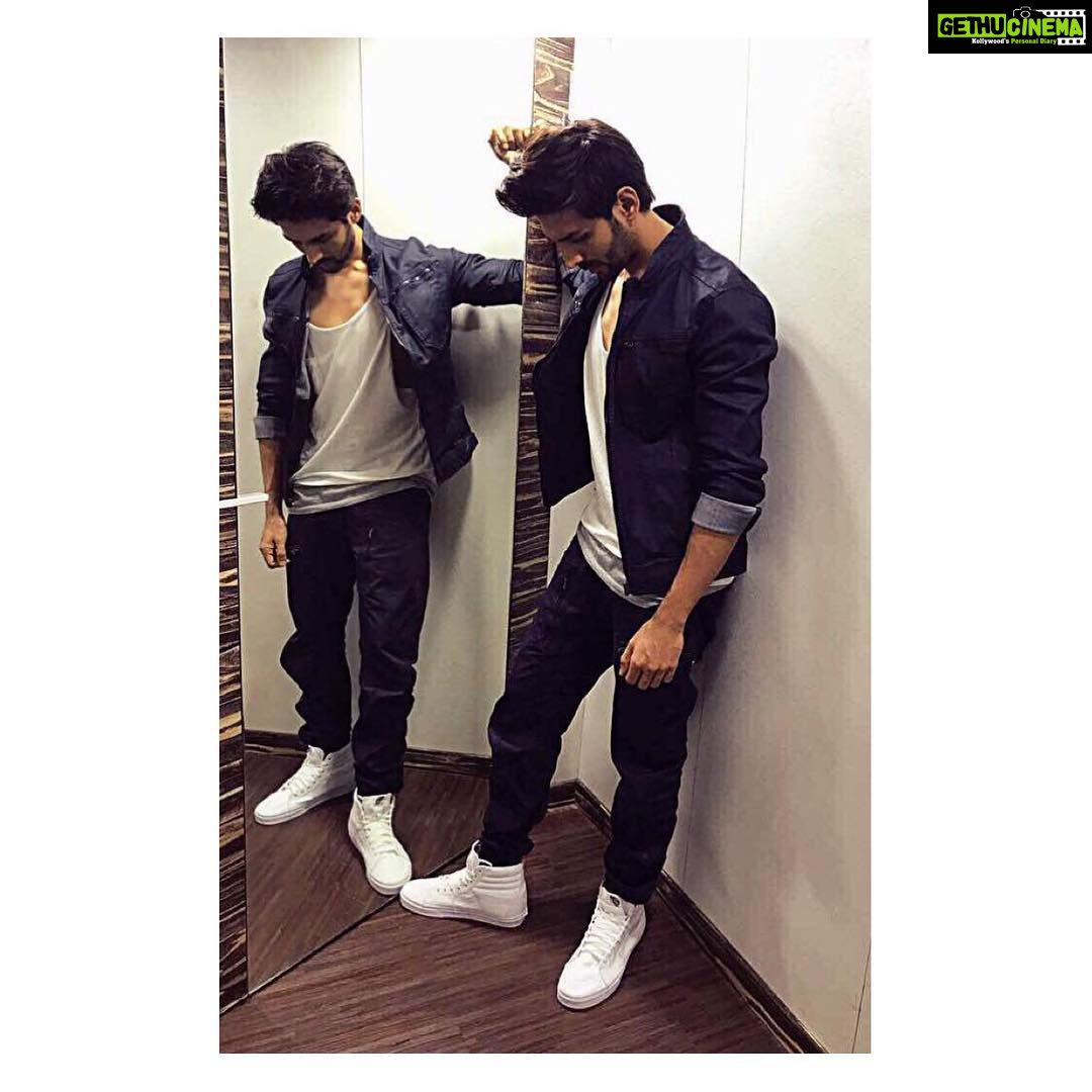 Kartik Aaryan Instagram - Ready for #TheKapilSharmaShow Stylist- @sukritigrover #GuestiinLondon #7thJuly @kapilsharmashow