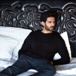 Kartik Aaryan Instagram – Caption 🤔??
….
Shot by @rahuljhangiani 
Styled by @kush_savani