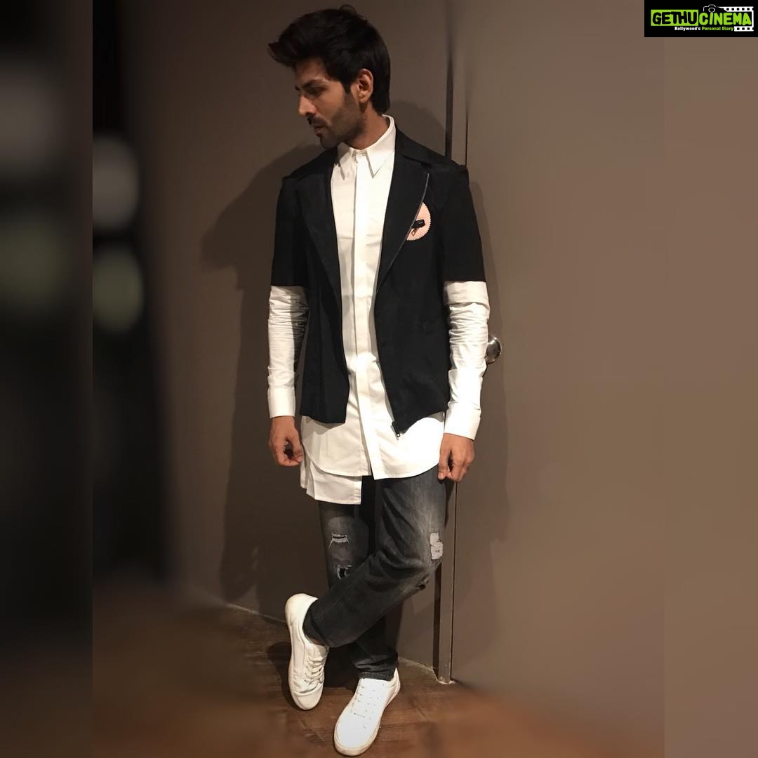 Kartik Aaryan Instagram - #Gqbestdressed 😍 Styled by @sukritigrover Ast by @sonikapaliya @gqindia